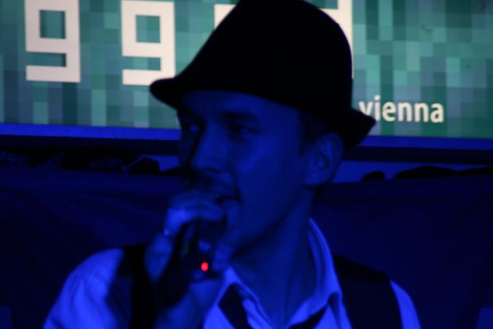2008-11-28 M3_live at replugged 116.jpg